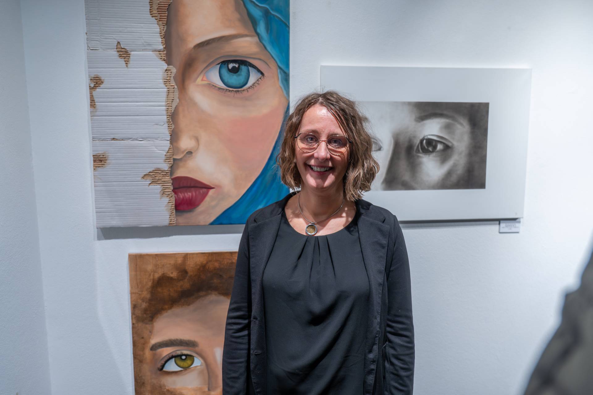 Manuela Molzbichler vor ihren Werken.