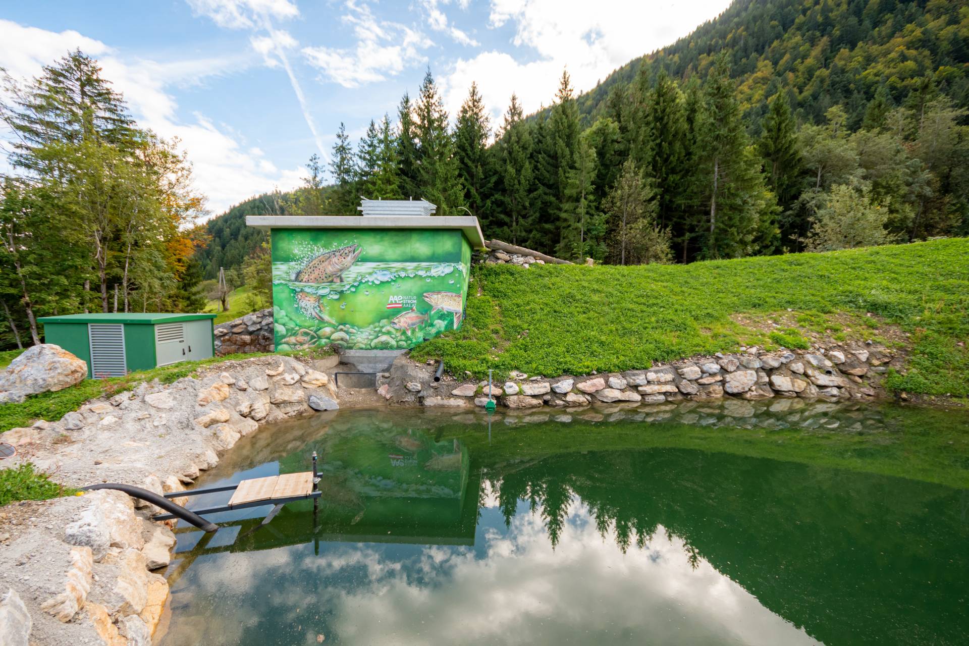 Beim Stromanbieter-Check sehen sich die beiden Organisatoren auch die Anlagen vor Ort an. Die Kraftwerke des Gailtaler Stromanbieters hinterlie&szlig;en einen Eindruck. Foto: AAE