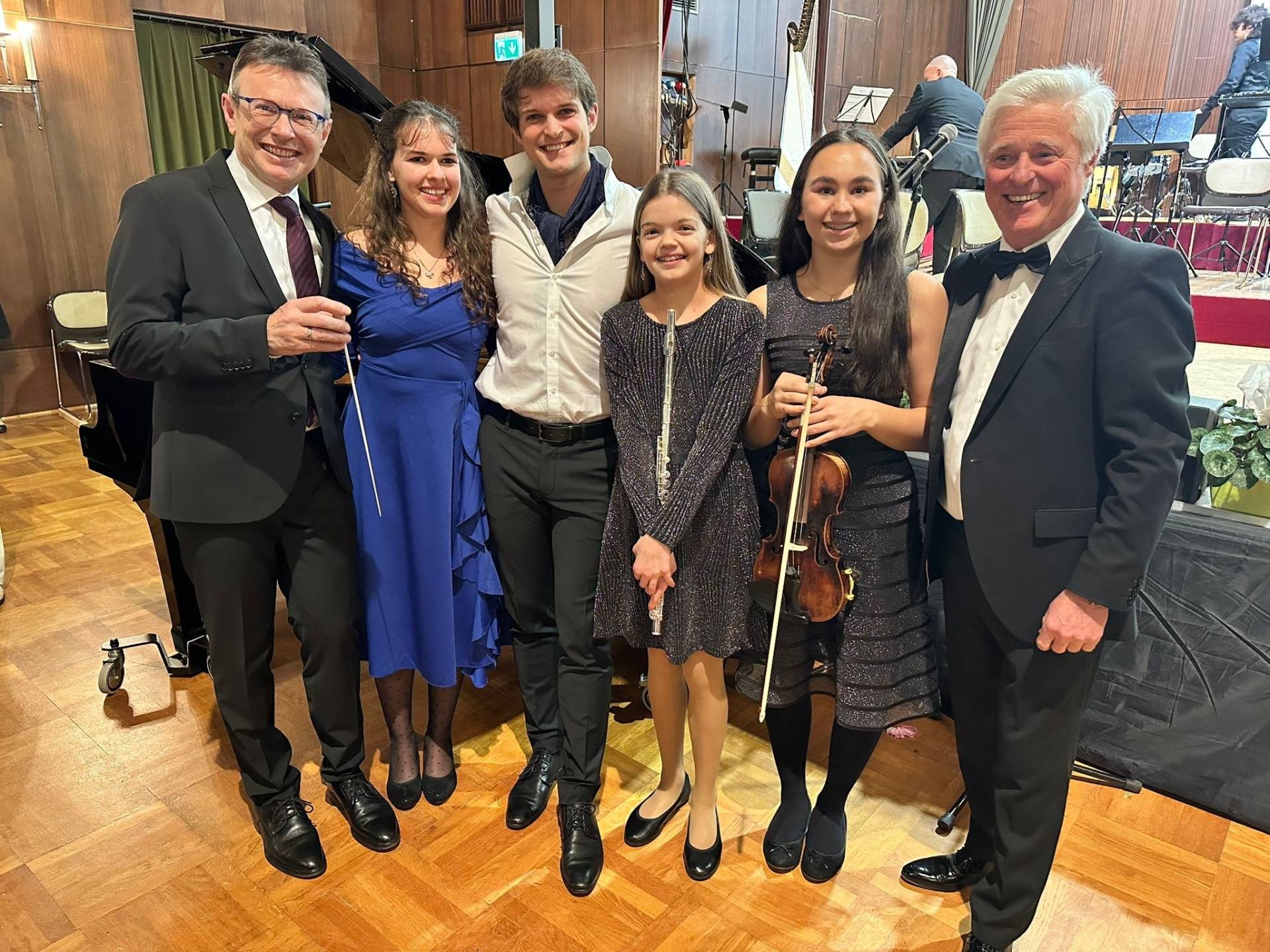 V. l.: Musikschuldirektor Hans Brunner, Sanja Kostić, Michael Ha&szlig;lacher, Sarah Ratschl, Victoria Ertl und Horst Ha&szlig;lacher. Foto MS Spittal