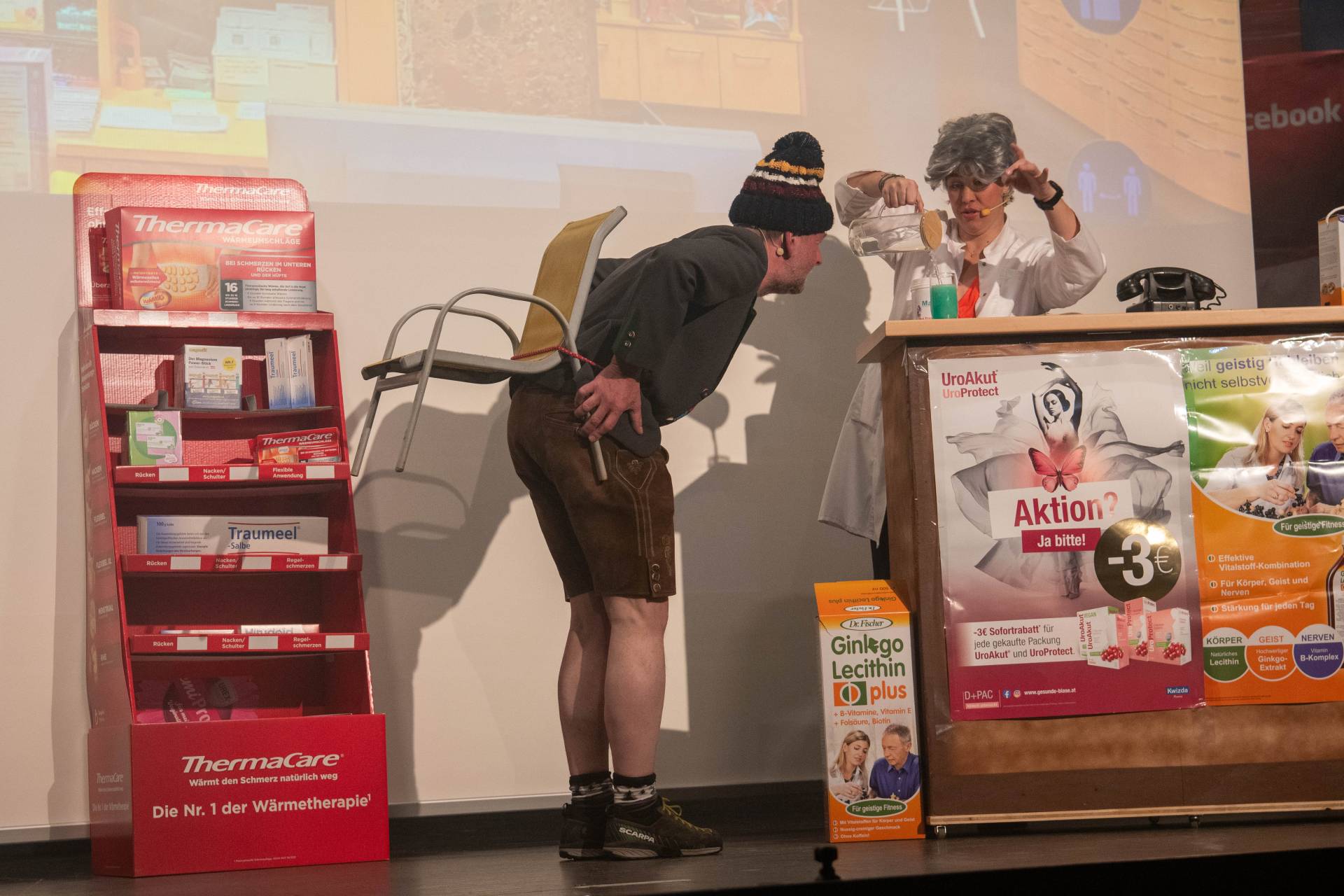 In der Apotheke Andreas Spivey und Vanessa Obernosterer.