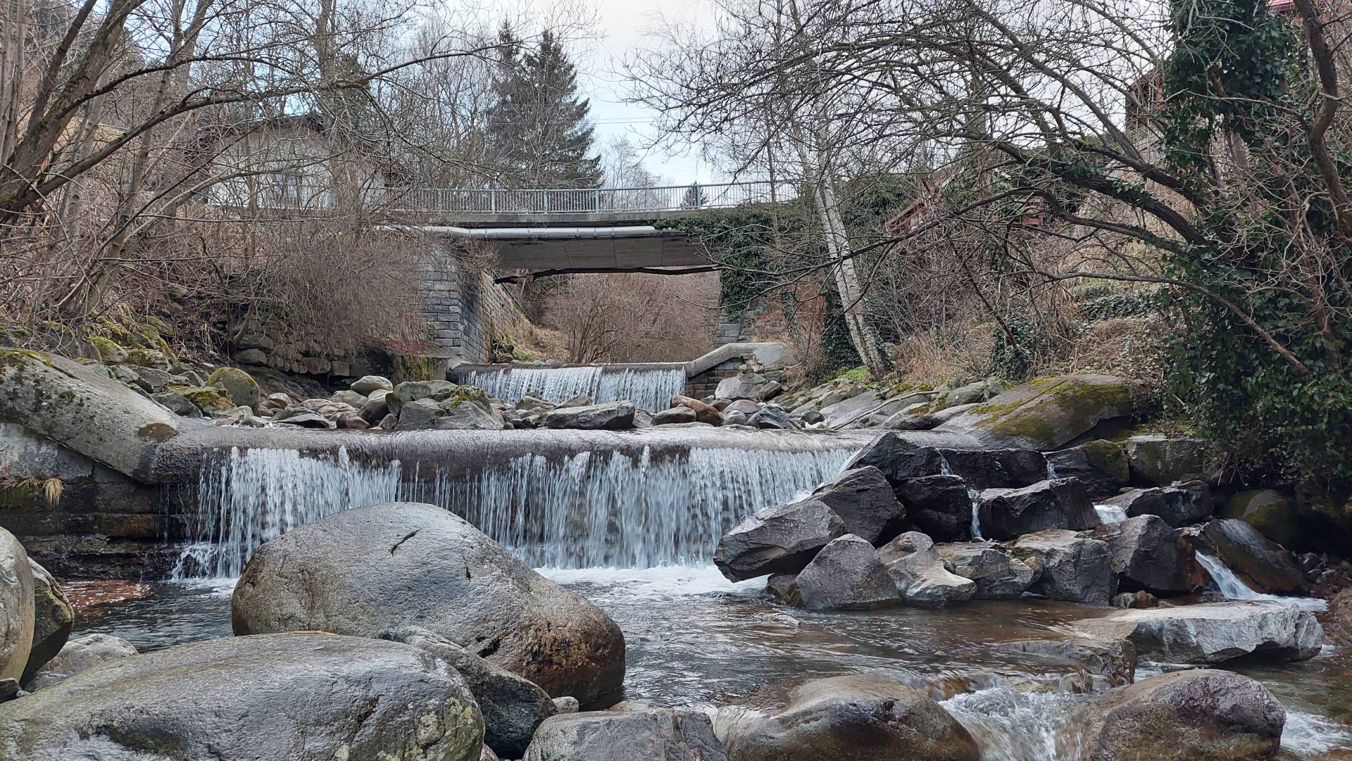 Diese &bdquo;Stufen&ldquo; hinunter zur Lieser sollen abgebaut werden, sodass die Urforelle wieder ungehindert hin und her wechseln kann. Fotos: WWF