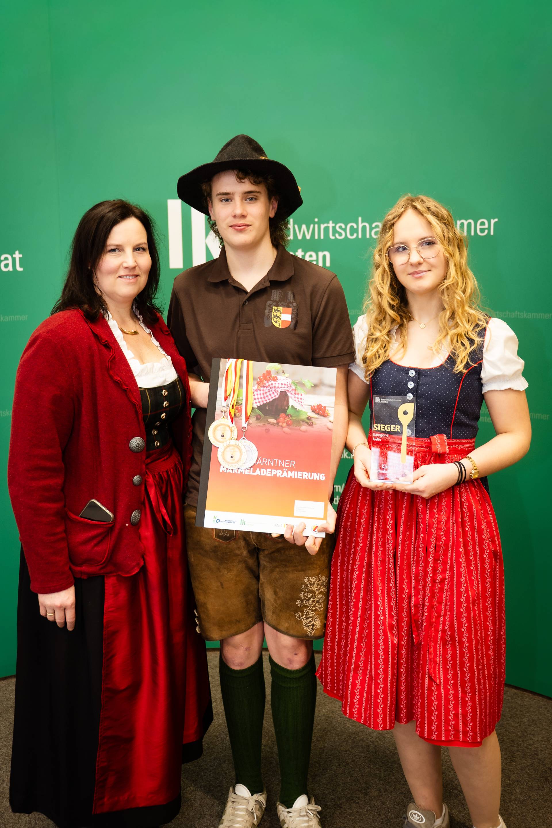 K&auml;rntens bestes Quitten-Gelee kommt aus dem Gailtal: Silvia Oberauner mit Sohn Florian und Freundin Sarah.