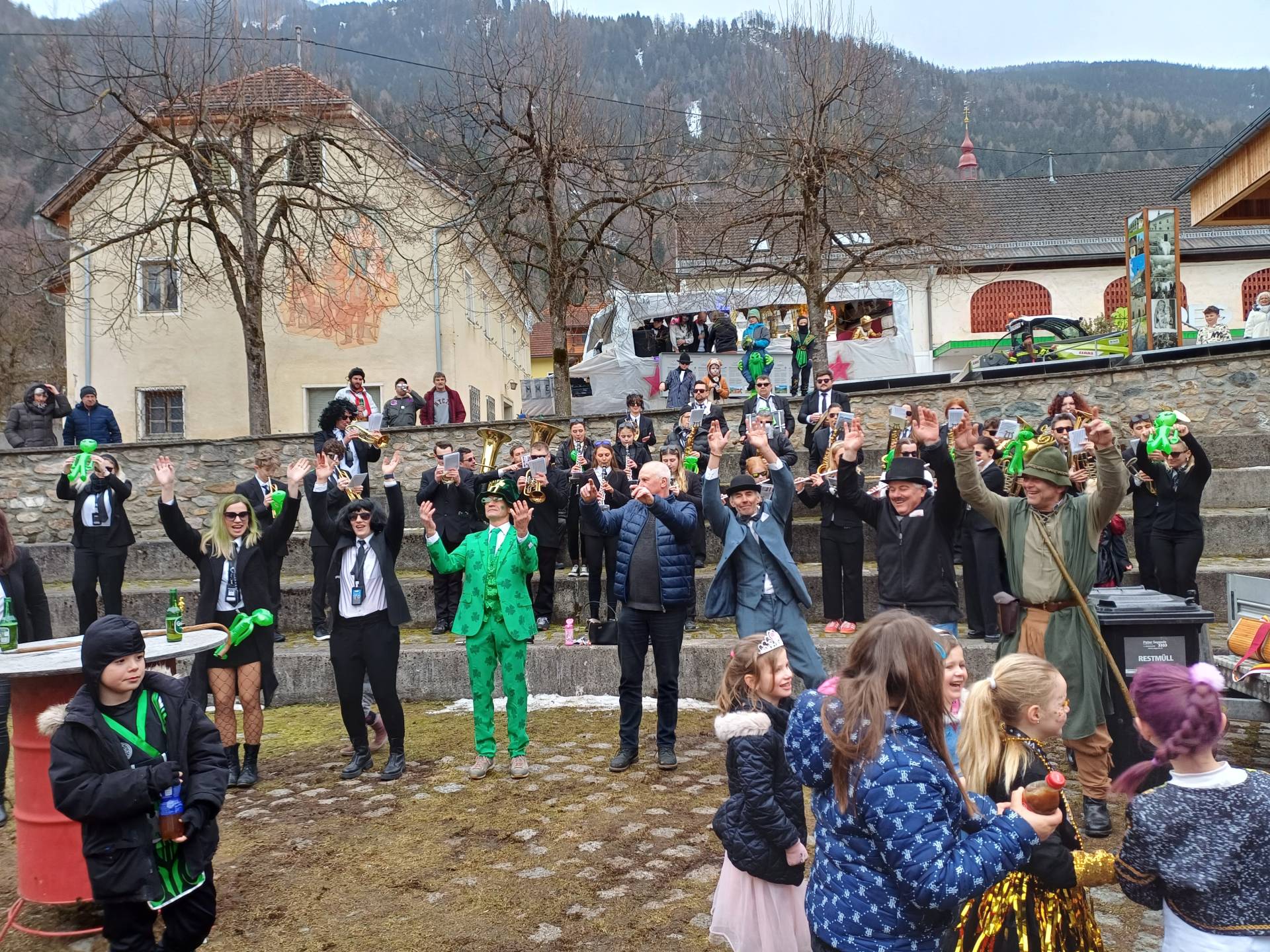 Die TK Lind sorgte in der Dorfarena f&uuml;r "Gute Laune" und die Gemeindemandatare mussten flei&szlig;ig mitmachen.