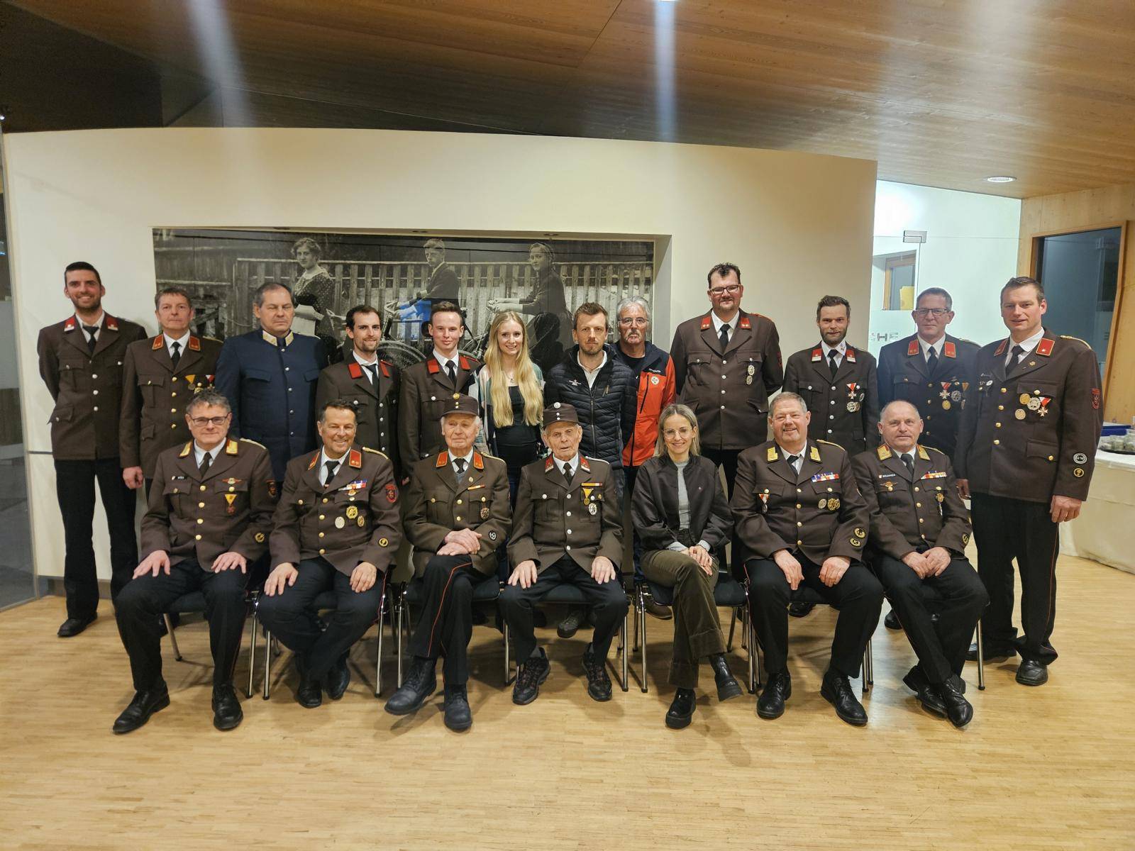 Die geehrten und bef&ouml;rderten Mitglieder der Freiwilligen Feuerwehr Hopfgarten i.Def. mit den anwesenden Ehreng&auml;sten vorne v.l. Abschnittskommandant Michael K&ouml;ll, Kommandant Peppi T&ouml;nig, Joef Bla&szlig;nig (Ehrung f&uuml;r 70 Jahre Feuerwehrdienst), Jakob Veider (Ehrung f&uuml;r 80 Jahre Feuerwehrdienst), stellvertretende Bezirkshauptfrau Mira Unterkreuter, B&uuml;rgermeister Markus T&ouml;nig und Bezirksfeuerwehrinspektor Franz Brunner. Hinten v.l. Andr&auml; Unterrainer (Zugskommandant), Michael Grimm (Kommandant FF St. Veit i.Def.), Inspektionskommandant Erich Gliber, Julian Veider, Joel Blasisker, Nathalie Wurzer, Benjamin Gasser (&Ouml;RK-Ortstelle Defereggental), Sigi Kristler (Bergrettung Defereggental), Reinhold Bla&szlig;nig, Clemens Steiner (Zugskommandant), Thomas Unterkircher (Kommandant FF St. Jakob i.Def.) und Florian Unterlercher (Kommandanstellvertreter FF Hopfgarten i.Def.). Foto: Feuerwehr Hopfgarten i.Def.