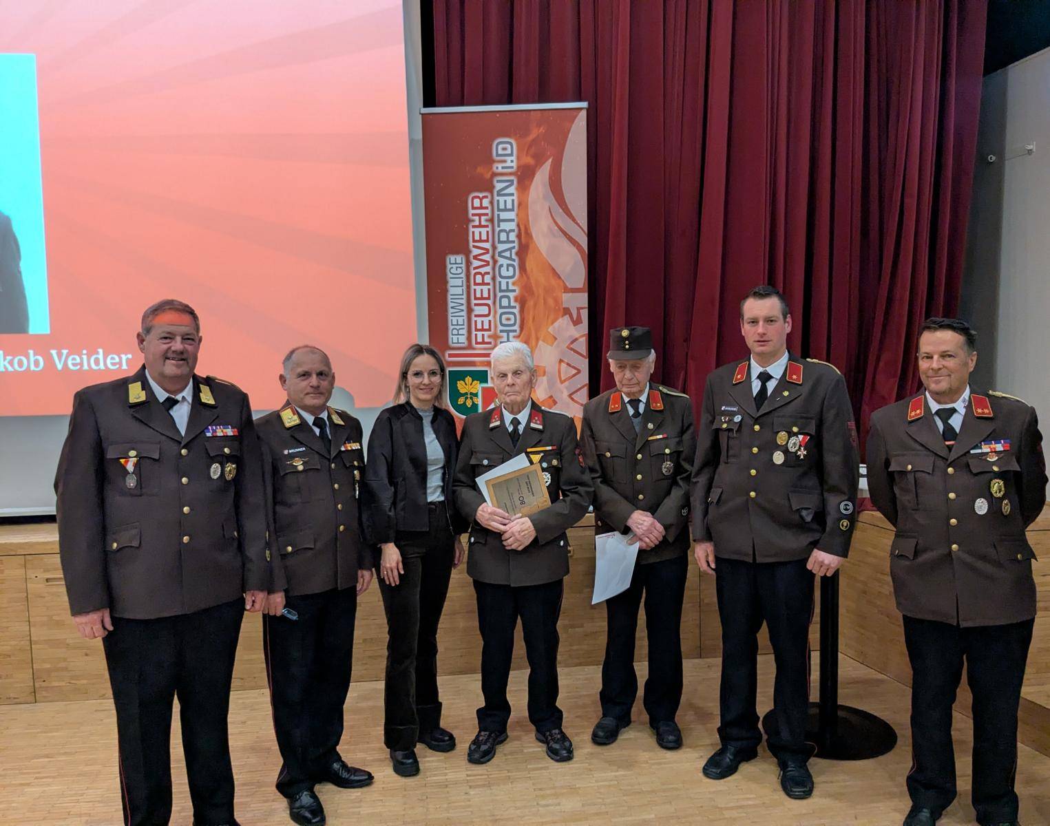 Die f&uuml;r 70 und 80 Jahre ausgezeichneten Kameraden der FF Hopfgarten i.Def. v.l.  B&uuml;rgermeister Markus T&ouml;nig, Bezirksfeuerwehrinspektor Franz Brunner, stellvertretende Bezirkshauptfrau Mira Unterkreuter, Jakob Veider (80 Jahre Feuerwehrdienst), Josef Bla&szlig;nig (70 Jahre Feuerwehrdienst), Kommandantstellvertreter Florian Unterlercher und Kommandant Peppi T&ouml;nig. Foto: Feuerwehr Hopfgarten i.Def.