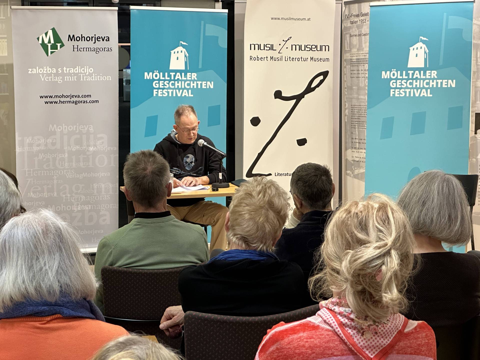 Reinhard Gnettner: Den Bremer Musiker verschlug es Anfang der 80er Jahre nach Wien. Es folgte eine Karriere als preisgekr&ouml;nter Texter, Konzeptionist, Kreativdirektor und Mitbesitzer einer der zehn gr&ouml;&szlig;ten Werbeagenturen des Landes. Sein erster Roman, der Literaturkrimi "Nur der Tod ist unsterblich", erschien im &Uuml;berreuter Verlag (2021). Sein zweites Buch ist fast fertig.www.reinhardgnettner.com