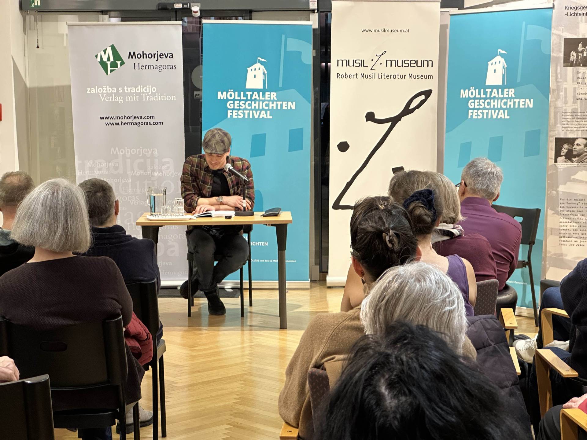 Alexander Cimzar: Aufgewachsen in einer k&auml;rntnerischen Arbeiterfamilie, hat er w&auml;hrend seines Studiums vielf&auml;ltige Jobs als Tutor, Kulturredakteur und Lehrer ausge&uuml;bt. Sein &Ouml;ko-Thriller "Heute ist es schon zu sp&auml;t" erschien 2024 im Amrun-Verlag. Aktuell arbeitet der Autor an seinem zweiten Roman, der im Sommer erscheint. Fr&uuml;here Romane und Erz&auml;hlungen erschienen unter einem Pseudonym. alexandercimzar.com