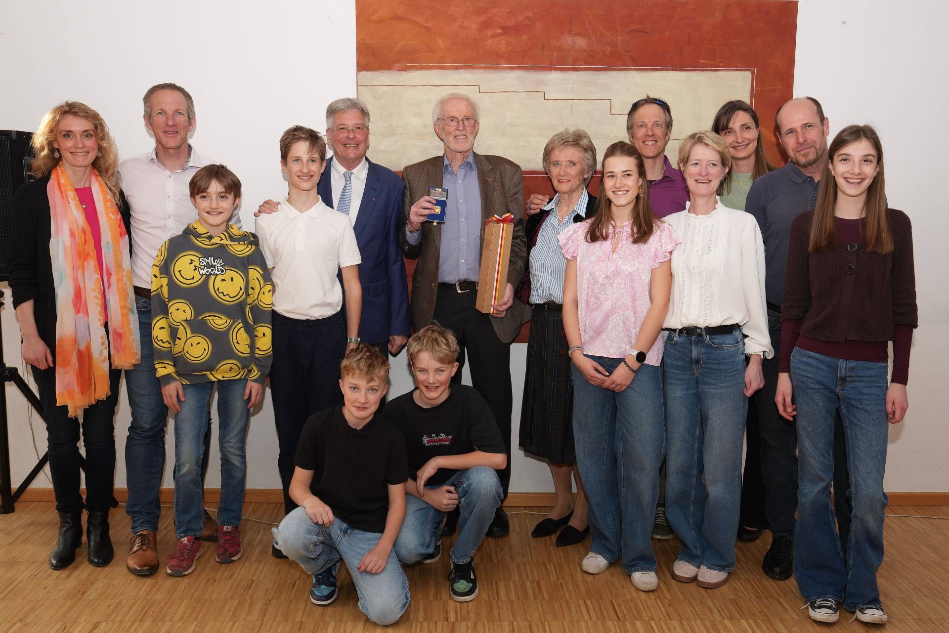 LH Peter Kaiser und die Familie von Gerhard Hohenwarter bei der Verleihung K&auml;rntner Lorbeer in Gold mit Brillanten.