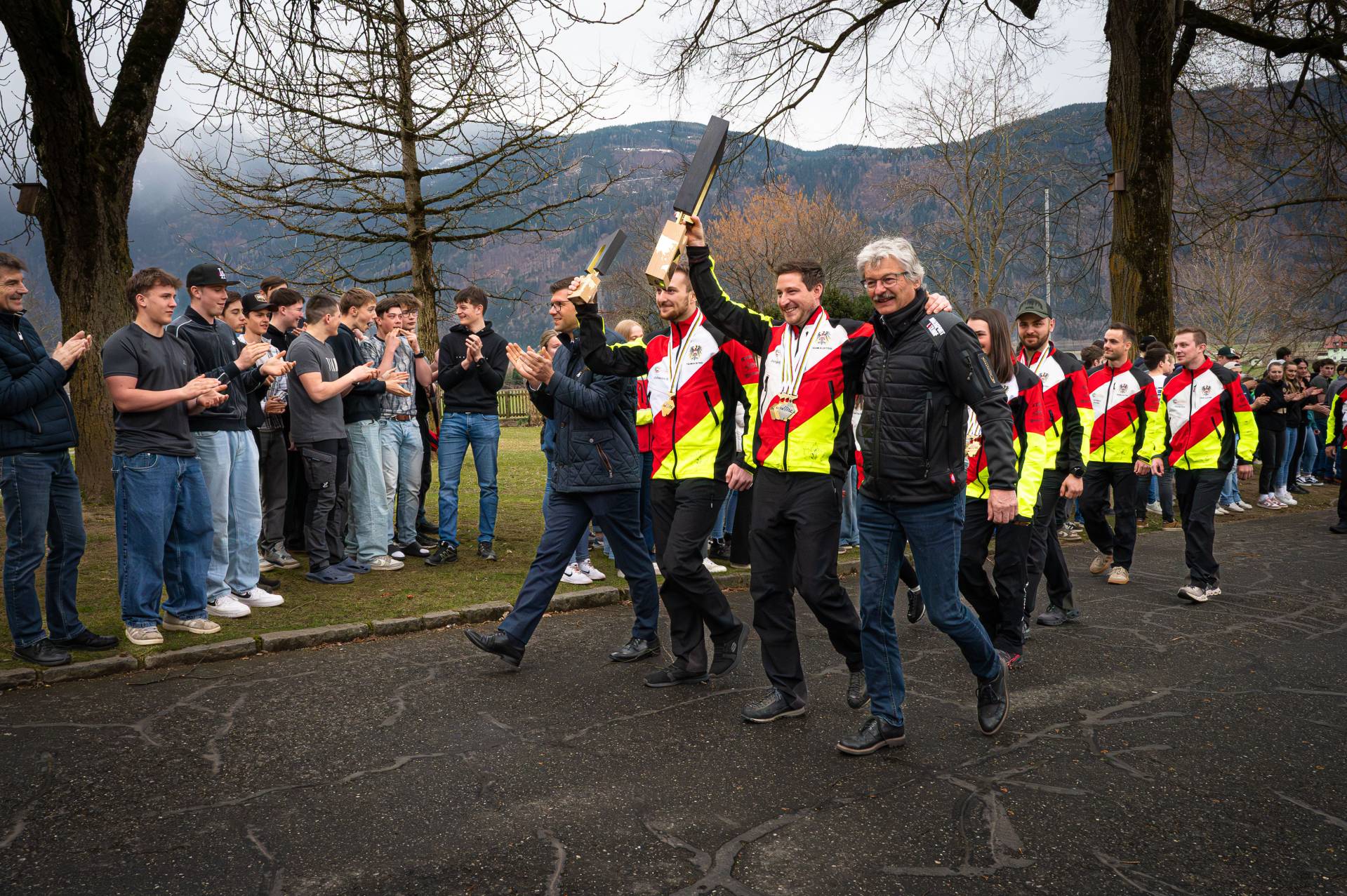 Gro&szlig;er Empfang des erfolgreichen &Ouml;sterreich-Teams am Litzlhof. Direktor Alois Lackner durfte u. a. LH-Stv. Martin Gruber, die designierte Landesr&auml;tin Marika Lagger-P&ouml;llinger, den Spittaler Bauernbund Bezirks-Obmann Hermann Schluder sowie viele Freunde, Familie und Fans begr&uuml;&szlig;en. Fotos: Alois Lackner