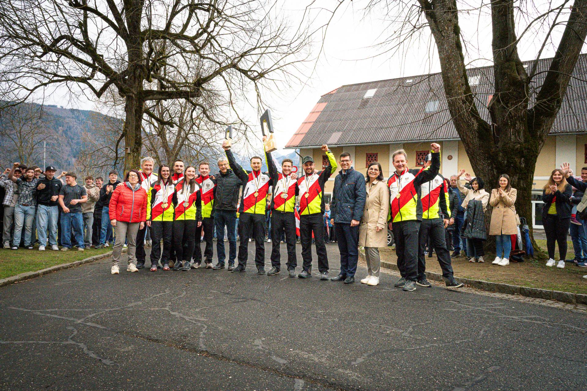 Gro&szlig;er Empfang des erfolgreichen &Ouml;sterreich-Teams am Litzlhof. Direktor Alois Lackner durfte u. a. LH-Stv. Martin Gruber, die designierte Landesr&auml;tin Marika Lagger-P&ouml;llinger, den Spittaler Bauernbund Bezirks-Obmann Hermann Schluder sowie viele Freunde, Familie und Fans begr&uuml;&szlig;en. Fotos: Alois Lackner