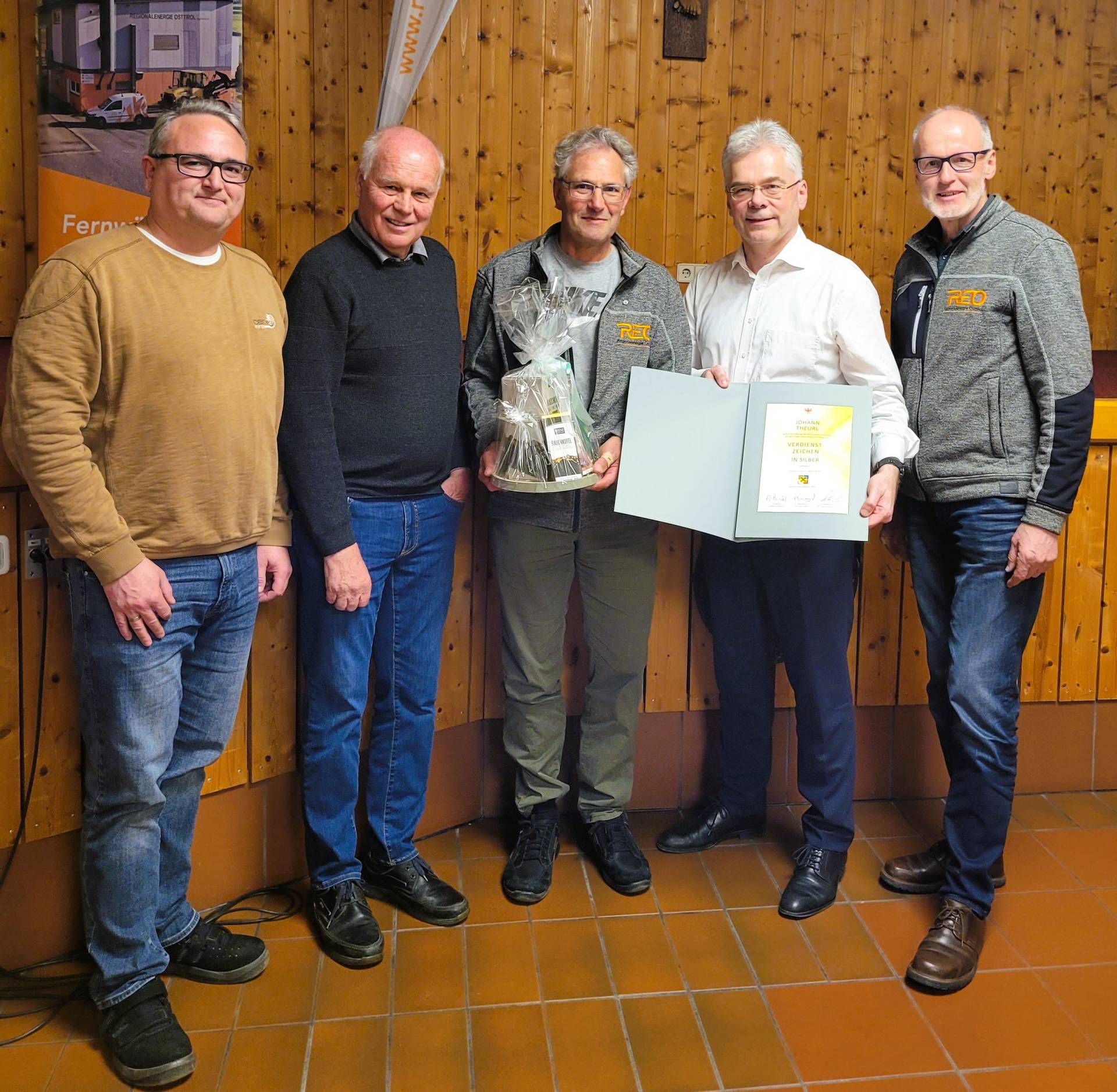 Verbandsdirektor Alexander B&uuml;chel &uuml;berreichte das silberne Verdienstzeichen des Raiffeisenverbandes an Gr&uuml;ndungsmitglied und langj&auml;hrigen Vorstand Hans Theurl. Foto: REO