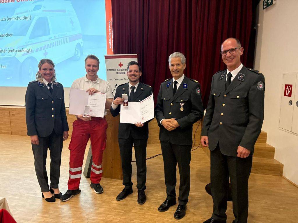 Ortsstellenleiterin der Ortsstelle Defereggental, Valentina Erlsbacher, Andreas Kleinlercher und Christoph Macher (Verdienstmedaille &Ouml;RK in Bronze), Hansj&ouml;rg Mattersberger (1. Bezirksstellenleiter-Stv) sowie Granig Wilhelm (Bereichsleiter Gesundheits- und Soziale Dienste).