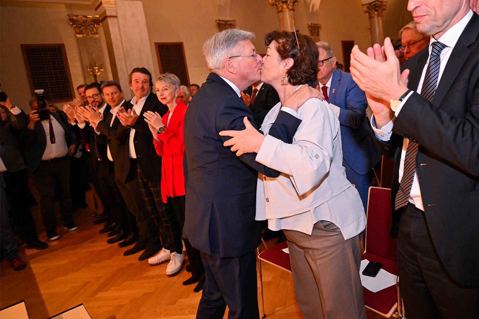 K&uuml;sschen f&uuml;r Lebenspartnerin Ulli Wehr.