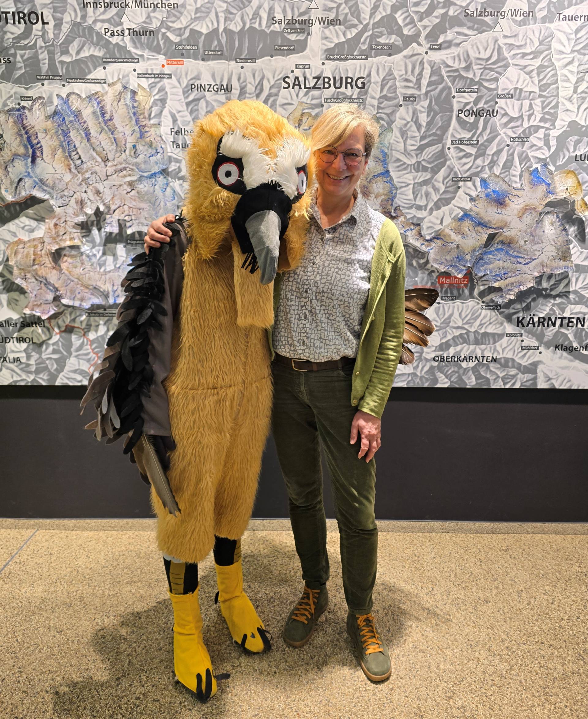 B&auml;rbel Bartgeier an der Seite von Nationalparkdirektorin Barbara Pucker zum Auftakt des Kindergartenmonats im BIOS Nationalparkzentrum. Foto: Gabriela Golger Oberwinkler