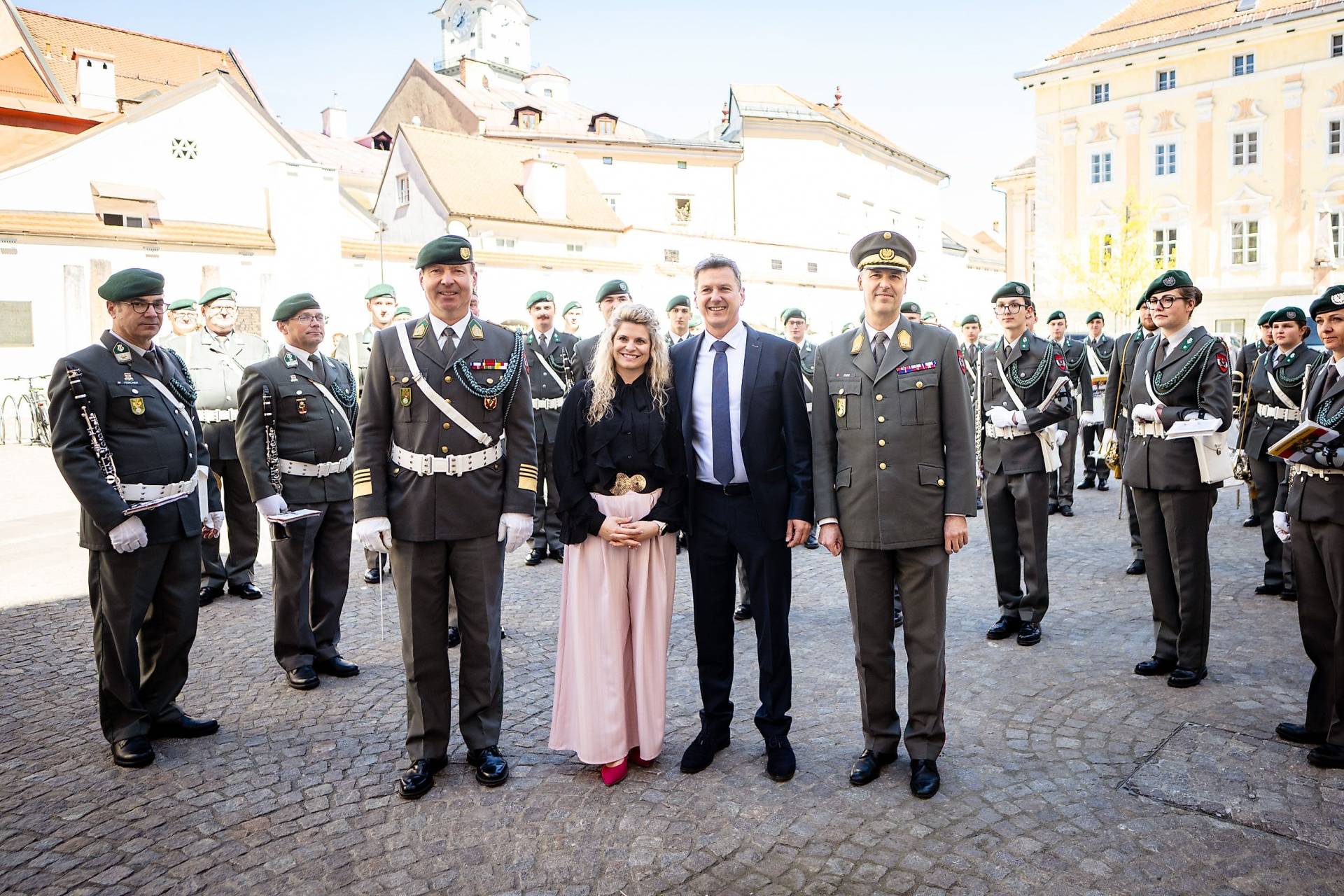 Milit&auml;rkapellmeister Dietmar Prantner, Sandra Fellner und Landeshauptmann Daniel Fellner gemeinsam mit Milit&auml;rkommandant Philipp Eder vor dem Landhaus in Klagenfurt.