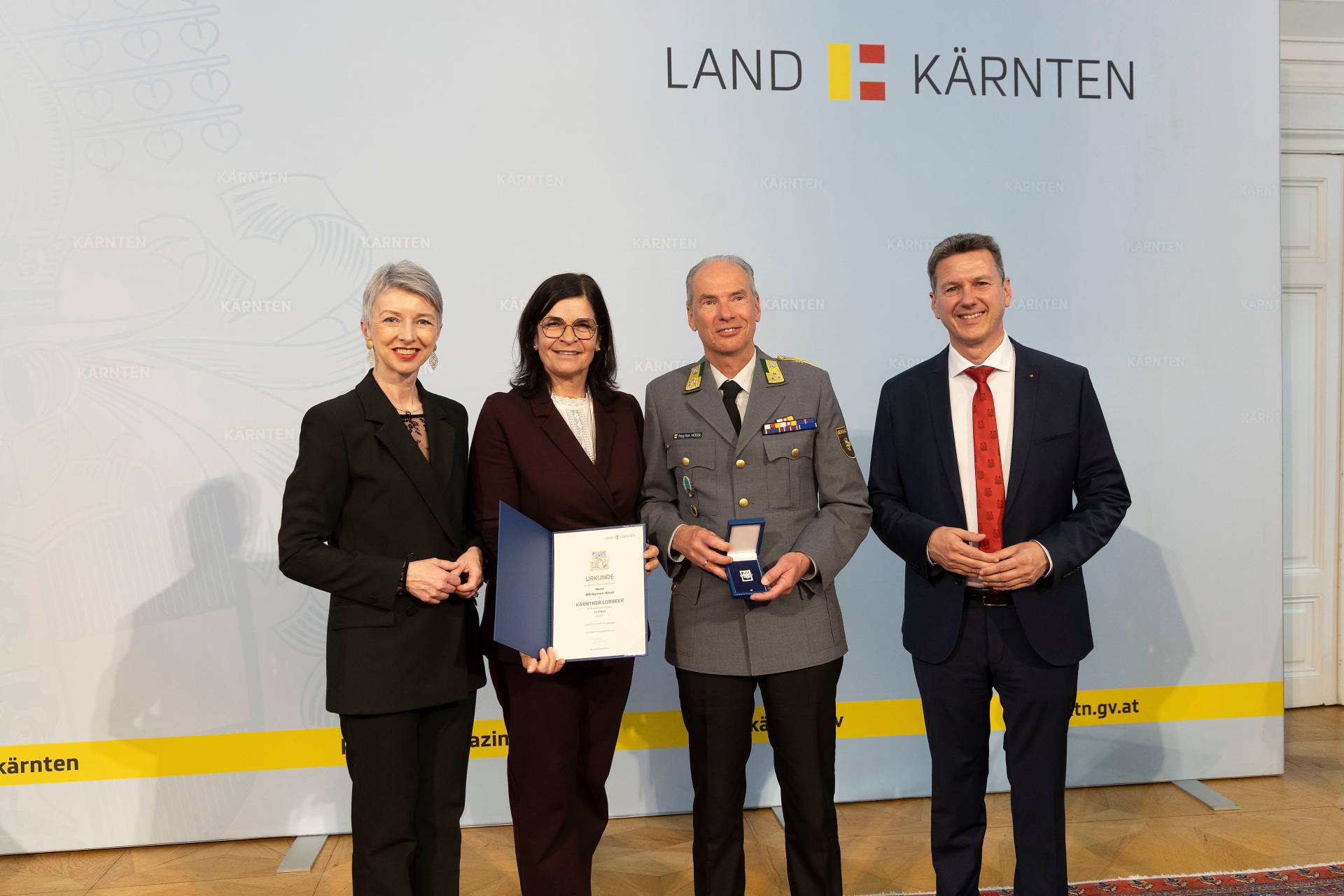 Der Spittaler Bergwacht-Einsatzleiter Hannes H&ouml;ssl mit LH-Stv. Gaby Schaunig, LR Marika Lagger-P&ouml;llinger und LH Daniel Fellner. Foto: LPD