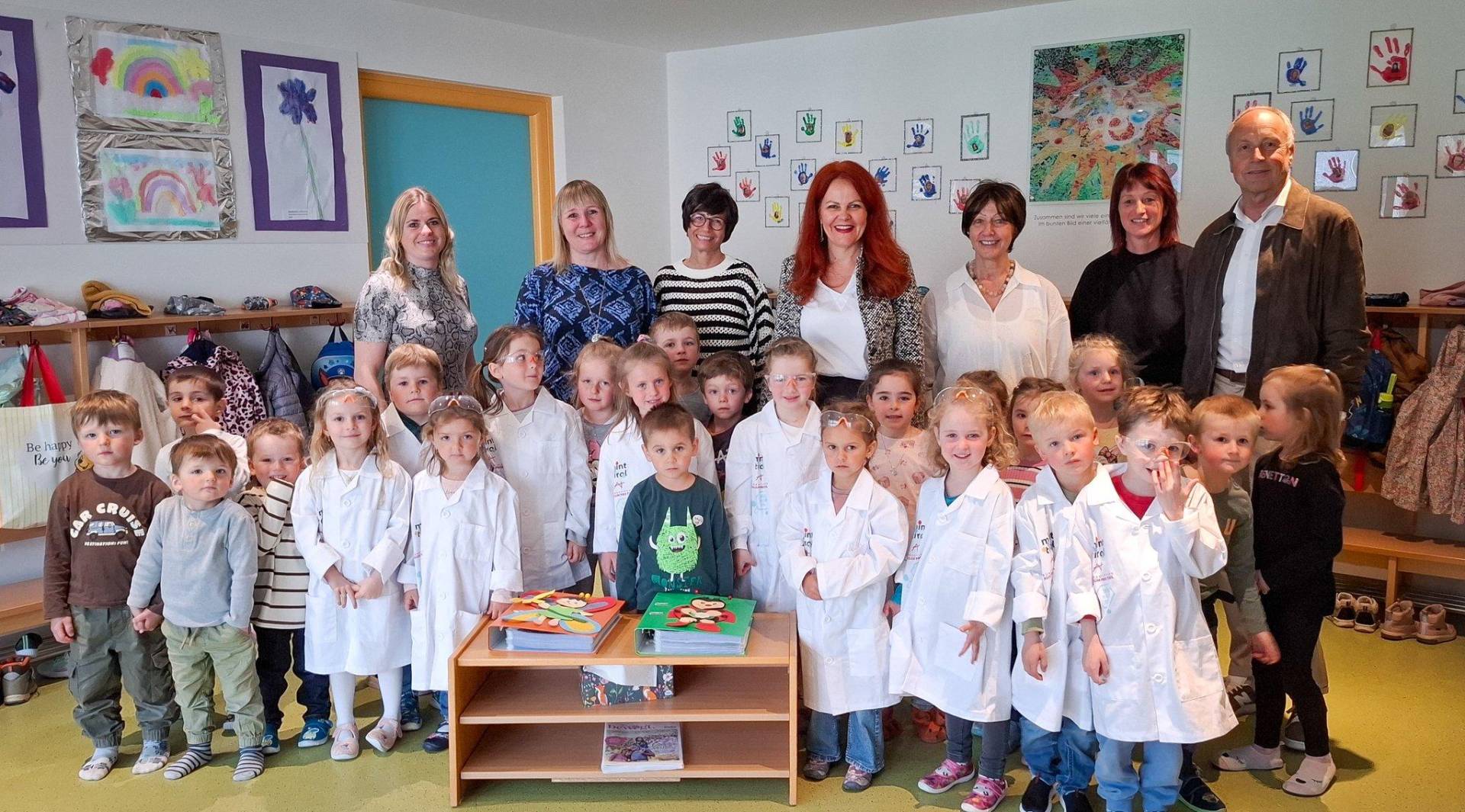 LRin Cornelia Hagele besuchte die neue MINT-Sp&uuml;rnasenecke im Kindergarten Abfaltersbach &ndash; im Bild mit B&uuml;rgermeister Anton Brunner, Kindergartenleiterin Birgit Heinricher (2. v. r.) und Elisabeth Lukasser-Vogl (3. v. l.), Leiterin der MINT-Koordination Tirol.  Foto: Land Tirol