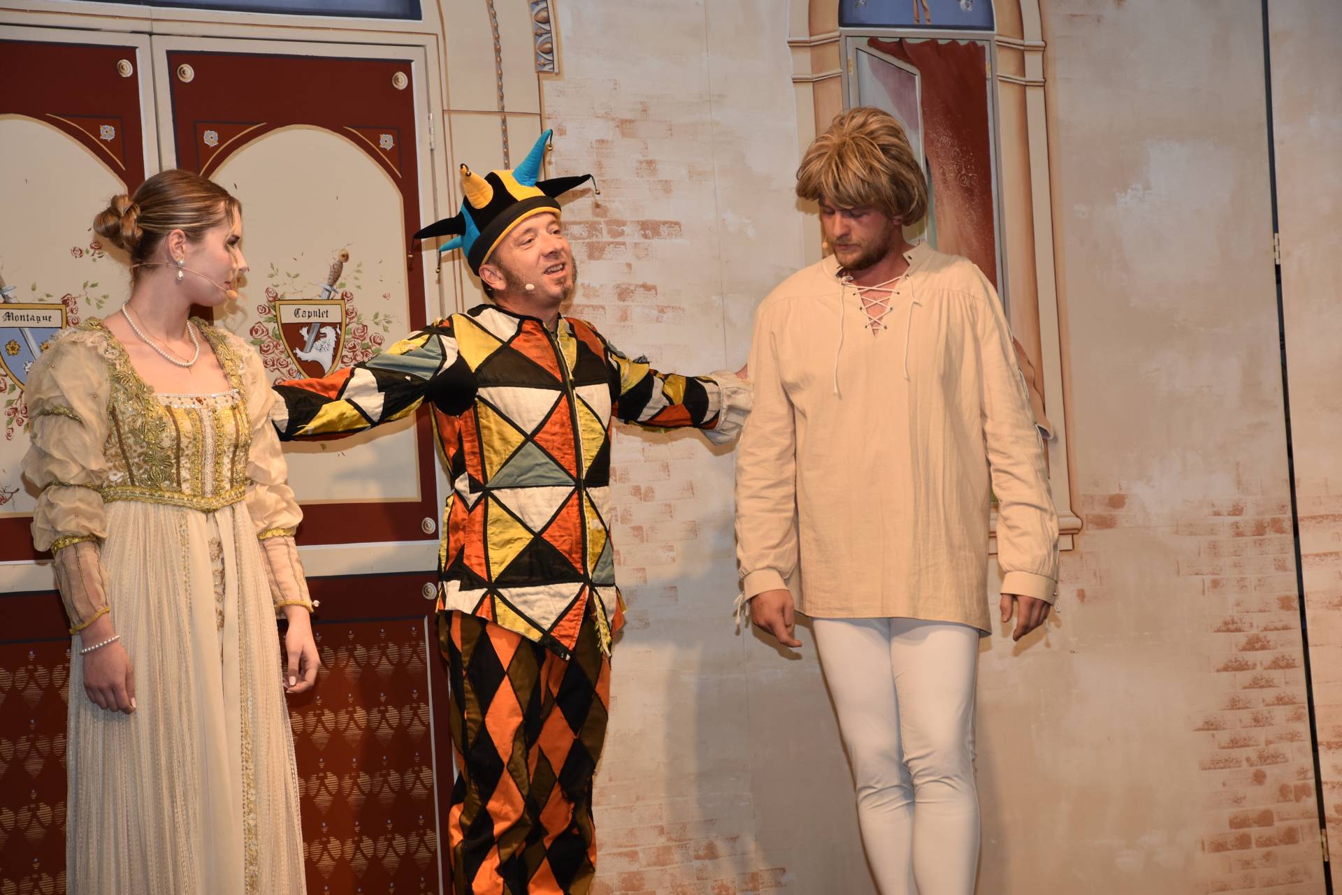 Gleich in mehreren Rollen zu sehen, beweist Buzgi sein Schauspieltalent. Im Bild mit der jungen &bdquo;Julia&ldquo; und dem junge &bdquo;Romeo&ldquo; Julia Aigner und Lukas Ha&szlig;ler.