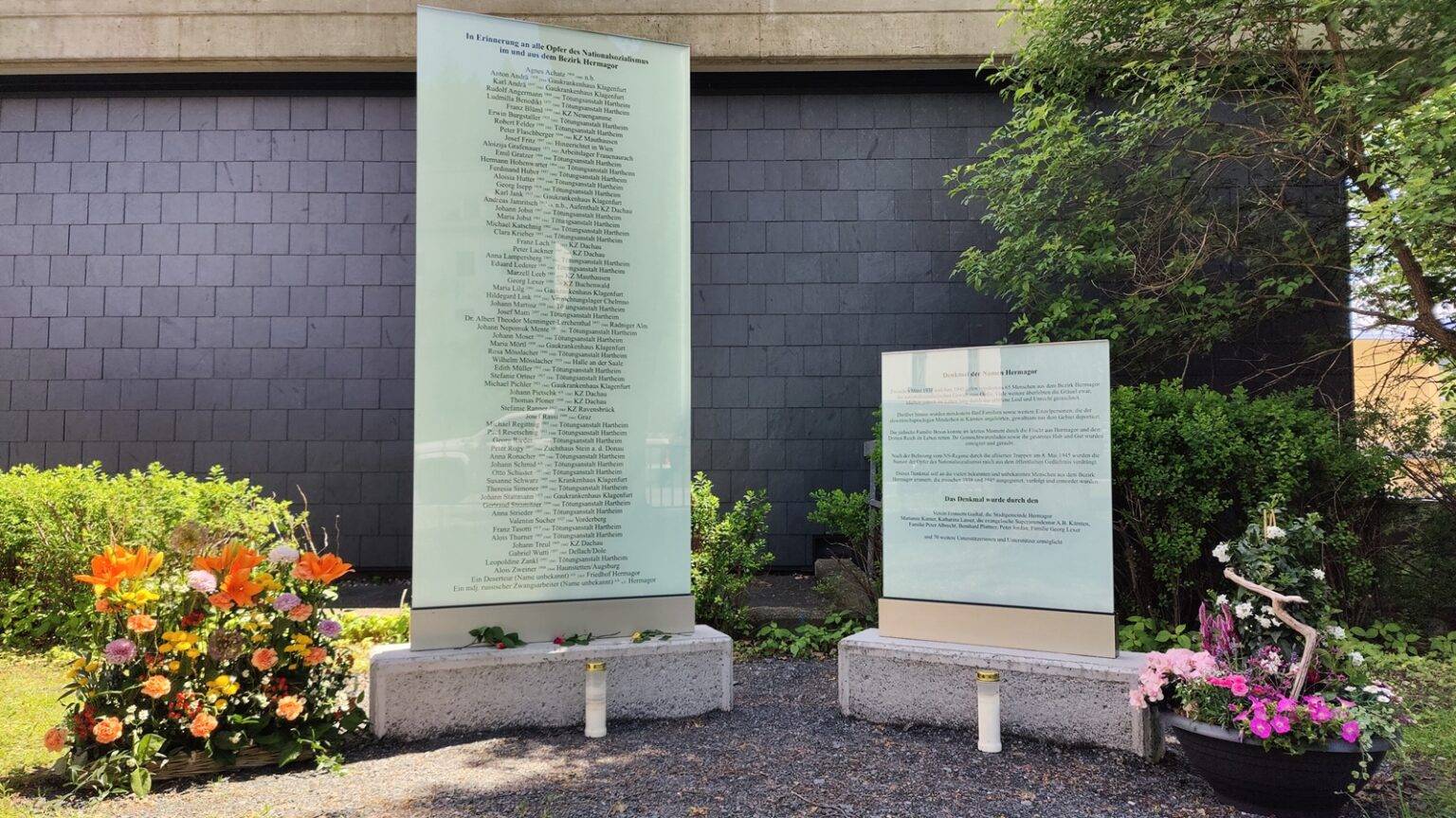 Das &bdquo;Denkmal der Namen&ldquo; in Hermagor wurde am 8. Mai 2025 eingeweiht und erinnert an Menschen aus dem Bezirk Hermagor, die dem NS-Terror zum Opfer fielen. Der j&uuml;ngste Name auf dem Denkmal geh&ouml;rt einem achtj&auml;hrigen Kind, der &auml;lteste einem fast 80-j&auml;hrigen Mann. Fotos: Erinnern Gailtal