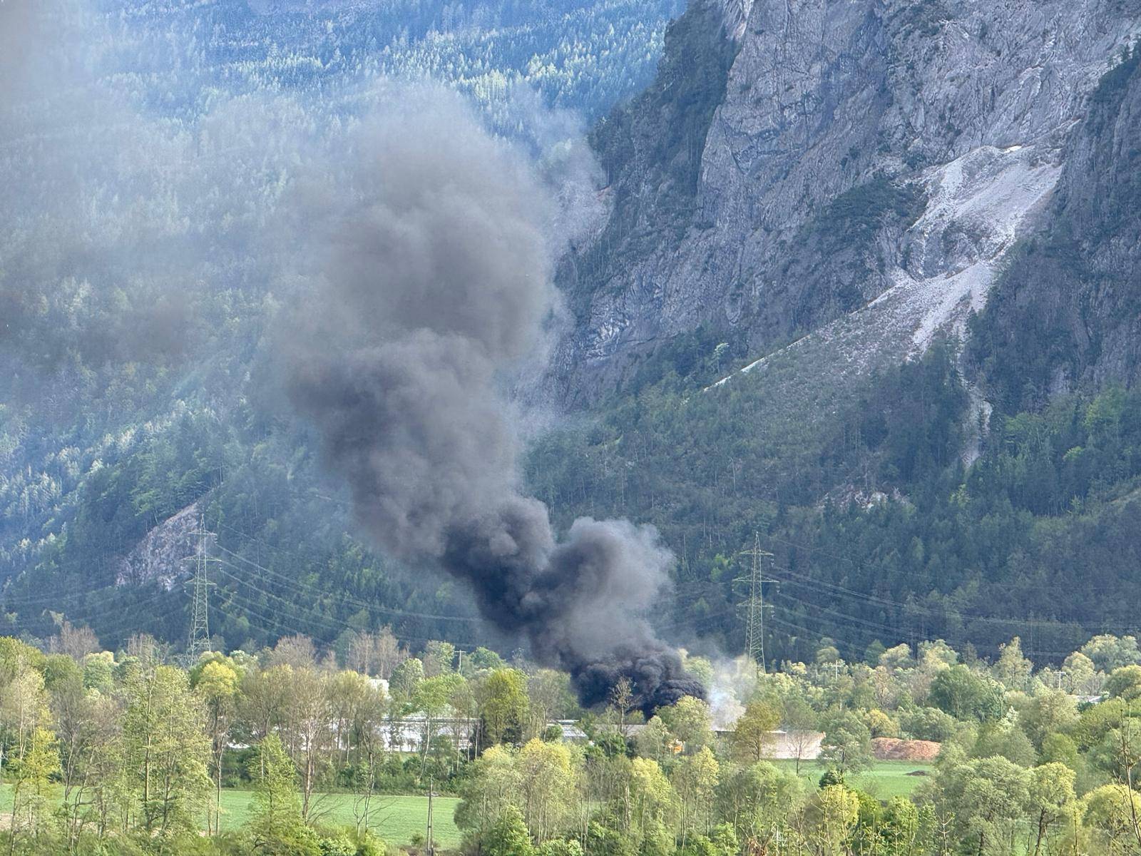 Am sp&auml;ten Donnerstagnachmittag war eine dunkle Rauchs&auml;ule im Bereich K&auml;rntner Tor zu sehen. Foto: Eder-Possenig