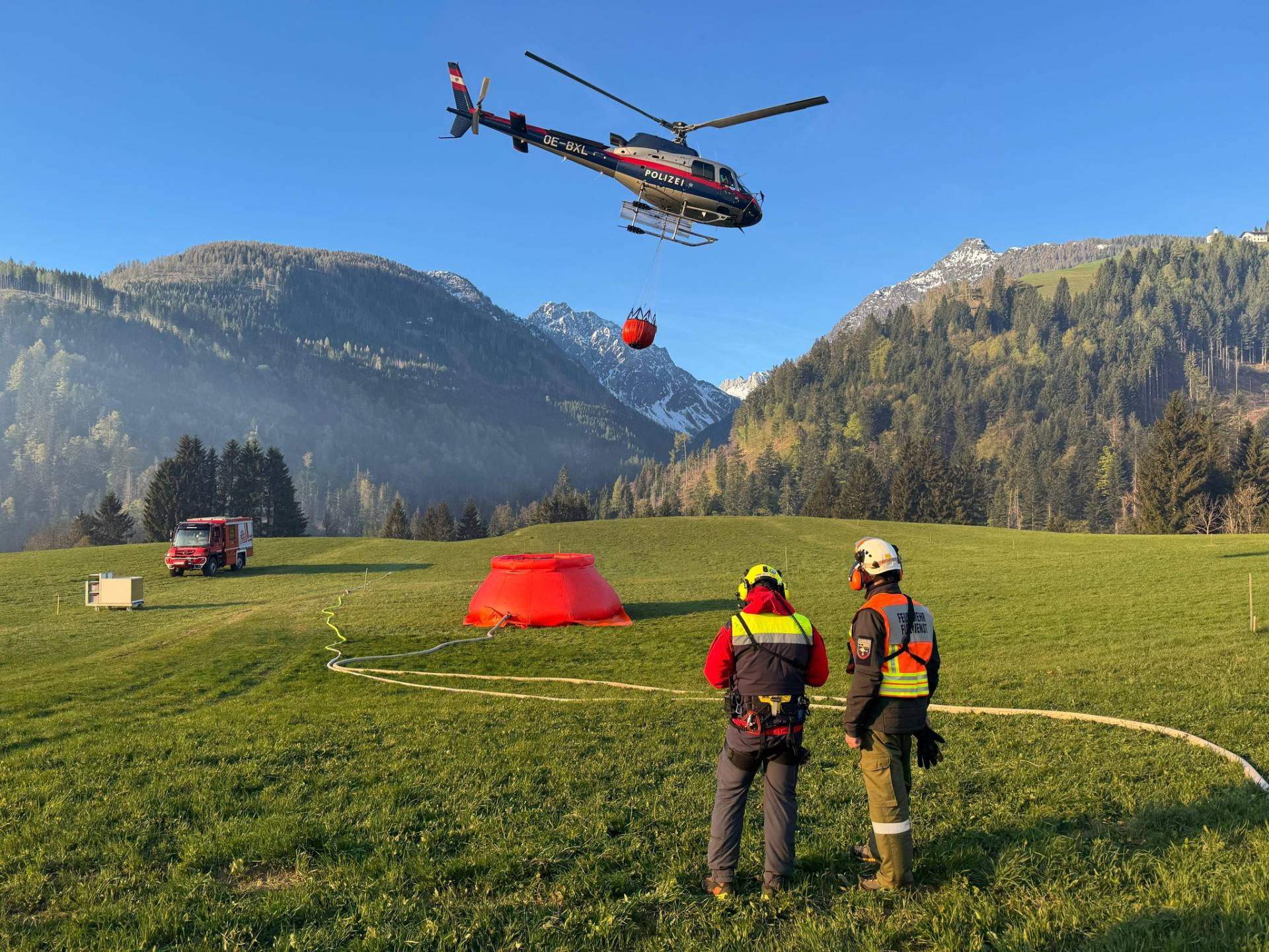 Unterst&uuml;tzung kommt vom Hubschrauber des Innenministeriums.