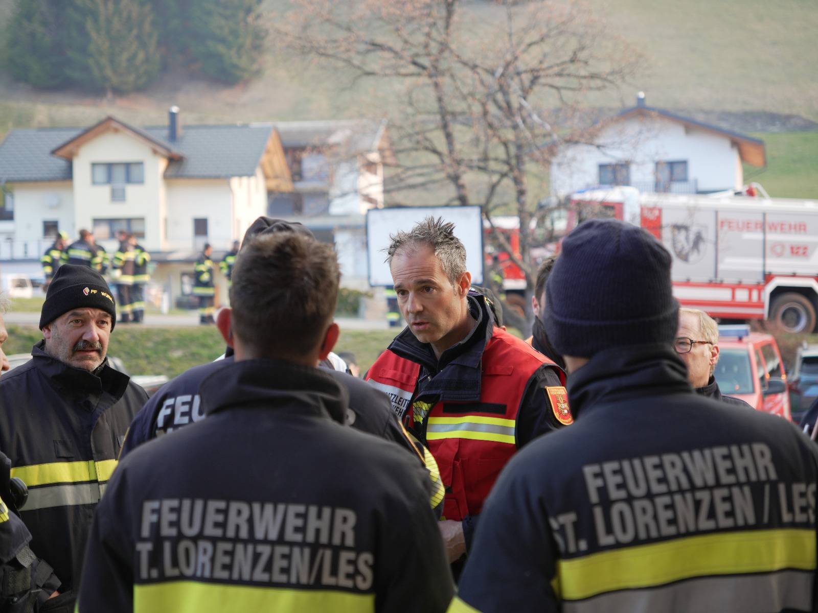 Die Feuerwehren beraten &uuml;ber das weitere Vorgehen.
