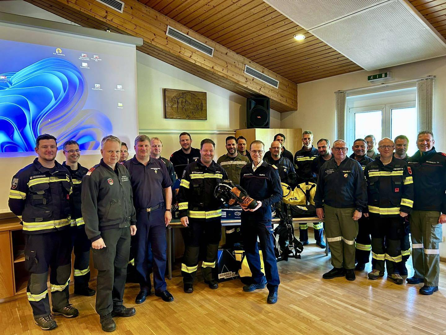 Die Flughelfer erhielten eine neue pers&ouml;nliche Schutzausr&uuml;stung, die im Lesachtal bereits im Einsatz steht. Foto: Landesfeuerwehrverband K&auml;rnten.