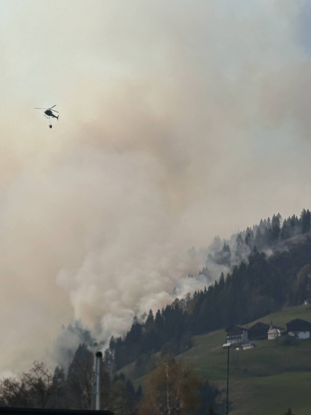 Ein Bild der Flugeinsatzstaffel der Polizei zeigt das Ausma&szlig; des Waldbrandes am Freitagnachmittag. PD K&auml;rnten/FEST Klagenfurt