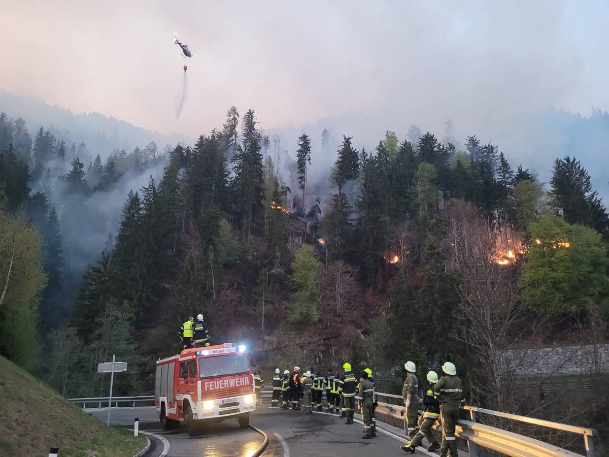 Die B 111 ist aufgrund der L&ouml;scharbeiten weiterhin f&uuml;r den Verkehr gesperrt. Foto: FF F&ouml;rolach