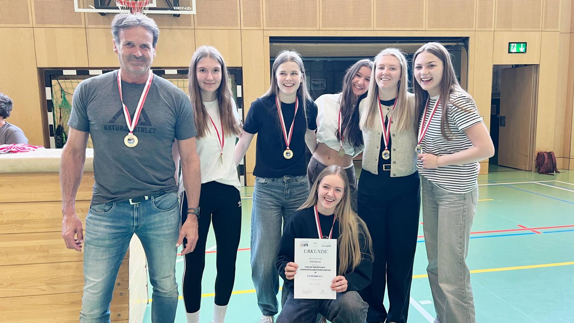 Die erfolgreichen &bdquo;HAK Queens&ldquo; -  vlnr: Prof. Johannes Gailer, Leonie Salcher, Emma Kleinlercher, Lara Told, Fenja Wibmer, Leonie Berger, vorne hockend:  Ronja Greinhofer, Foto: Josef Dullnig