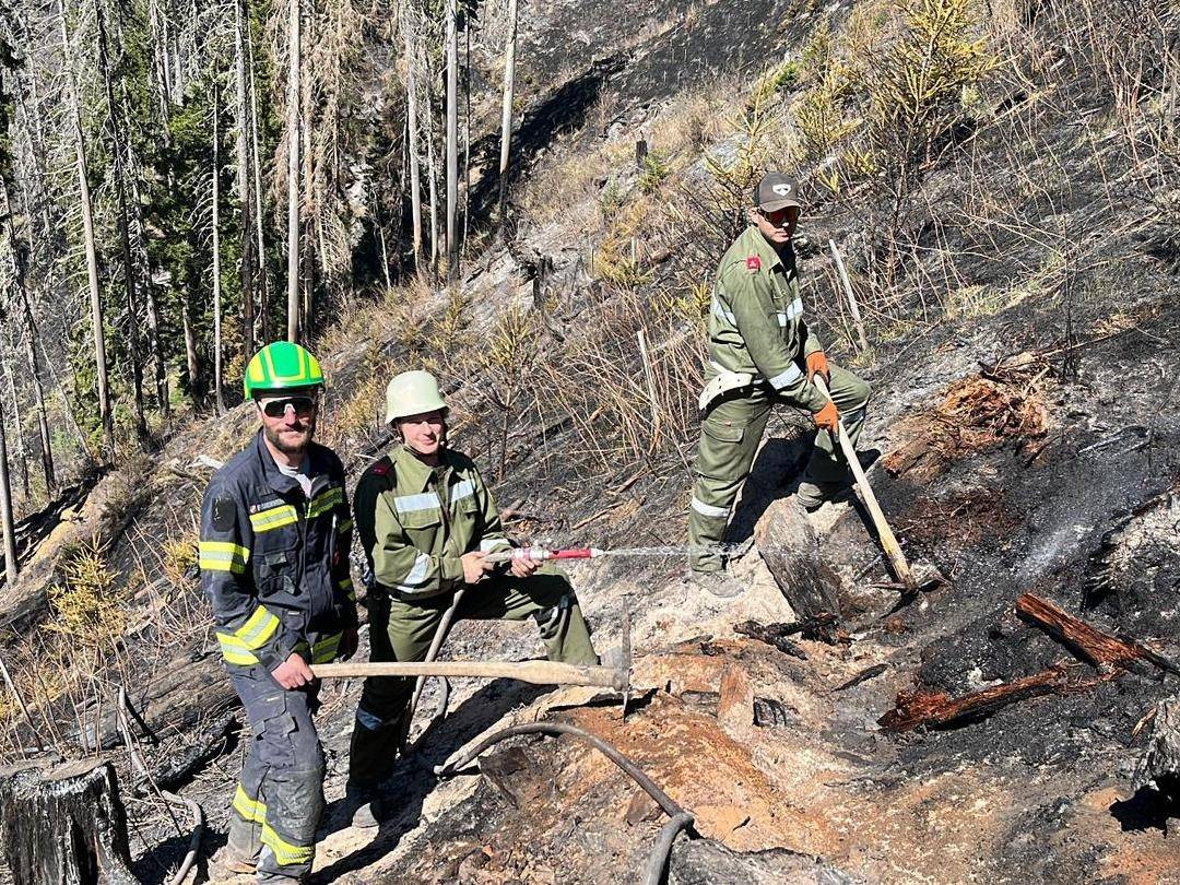 Den Glutnestern muss h&auml;ndisch nachgegraben werden. Foto: FF Tr&ouml;polach
