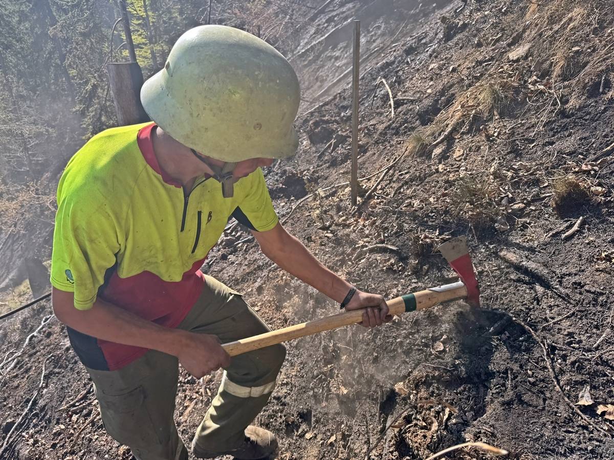 Den Glutnestern muss h&auml;ndisch nachgegraben werden. Foto: FF Tr&ouml;polach
