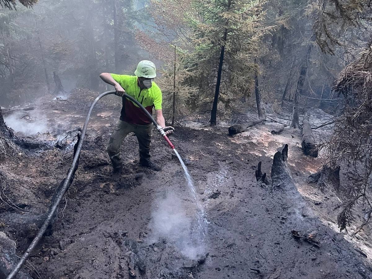 M&uuml;hsame Arbeit: Die Glutnester m&uuml;ssen von Hand nachgel&ouml;scht werden. Foto: Matti Warmuth