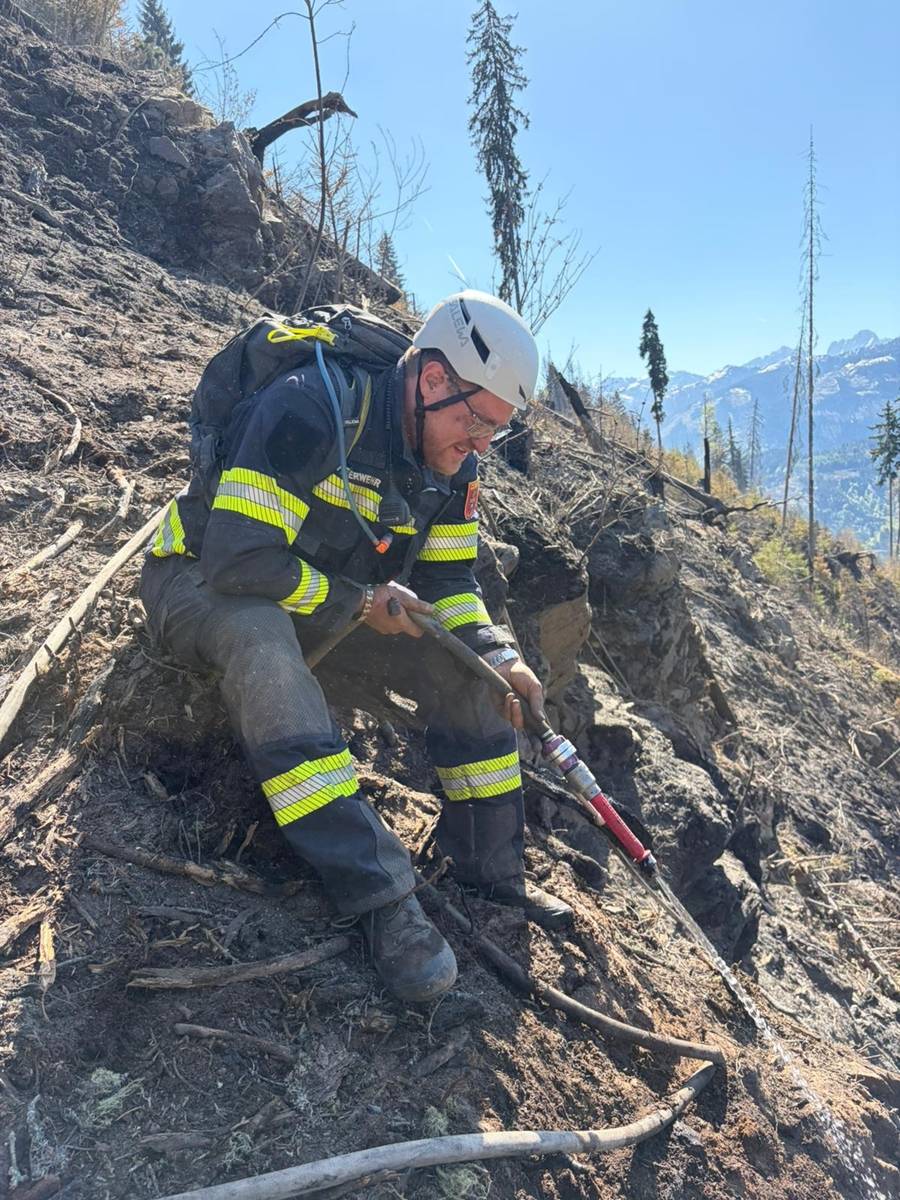 Die Glutnester mussten in m&uuml;hevoller Kleinarbeit gel&ouml;scht werden. Foto: FF Tr&ouml;polach
