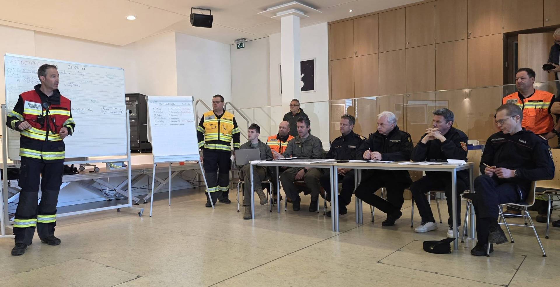 Einsatzleiter Gerd Guggenberger (li) hatte die Verantwortung beim gr&ouml;&szlig;ten Waldbrand K&auml;rntens. Foto: Kubin