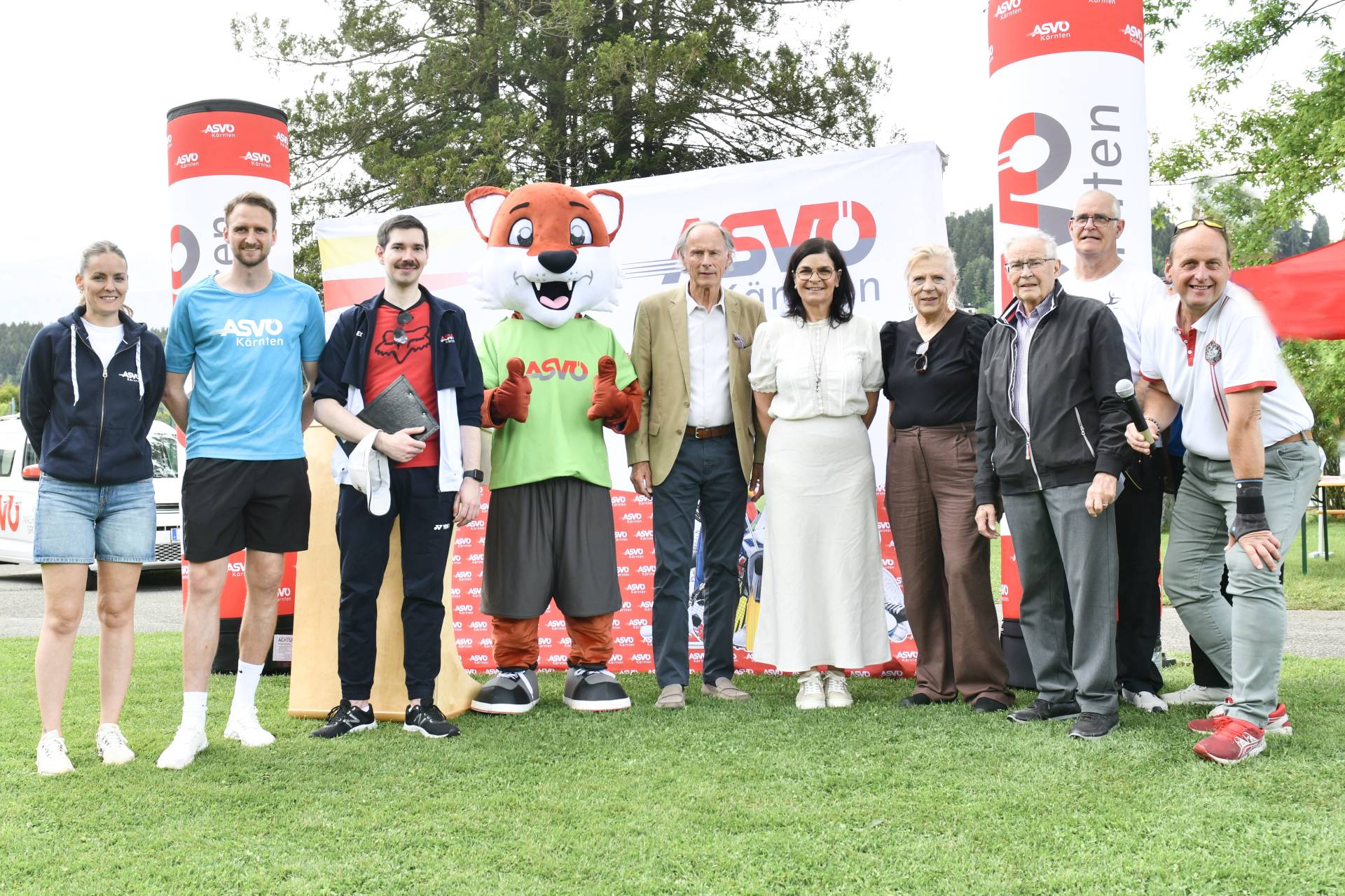 V. l.: Jasmin Ellis, ASV&Ouml;-Landeskoordinator Mario Gugganig, Kajetan Hackl, Maskottchen &bdquo;Filu&ldquo;, Christoph Schasch&eacute;, LR Marika Lagger-P&ouml;llinger, Vize-Bgm.Angelika Hinteregger, Werner und Wolfgang Lebitsch, Traugott Scharniedling (Turnverein Spittal), und Moderator G&uuml;nter Brunner.