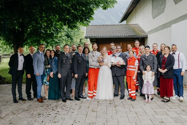 Die &bdquo;erweiterte Familie&ldquo; gratulierte dem Paar zur Verm&auml;hlung.