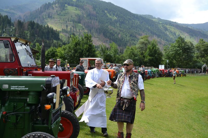 Diakon Franz Josef Suntinger segnete &uuml;ber 100 Oldtimerfahrzeuge - Motorr&auml;der, Autos und Traktoren.