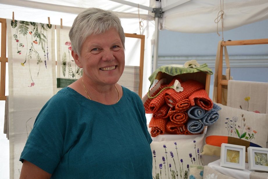 Regionalit&auml;t und Vielfalt wird beim Kr&auml;uterfest gro&szlig;geschrieben. Annemarie Gitschtaler aus Hermagor stellte ihre kleinen und gr&ouml;&szlig;eren Kunstwerke mit Naturdrucken vor.