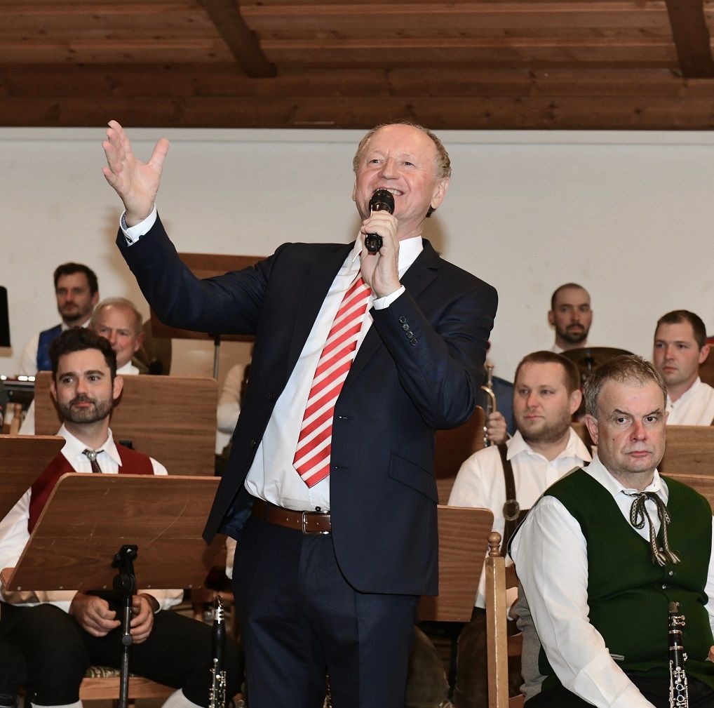 Huby &uuml;bernahm die Urkunde, die ihn zum Professor macht, sichtlich ger&uuml;hrt und dankte mit einem K&auml;rntner &bdquo;Vergelt&rsquo;s Gott&ldquo;.