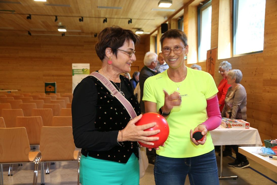 Die &Uuml;bergabe der &bdquo;Gesunden Gemeinde&ldquo; Tafel durch Gesundheitsreferentin Dr.in Beate Prettner