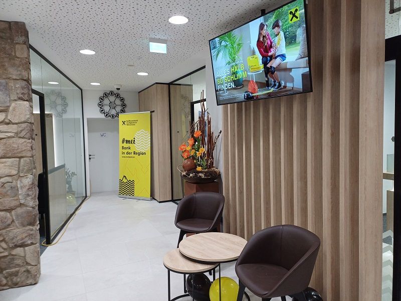 Hell und &uuml;bersichtlich ist das neue Innere der Bankfiliale in Heiligenblut.