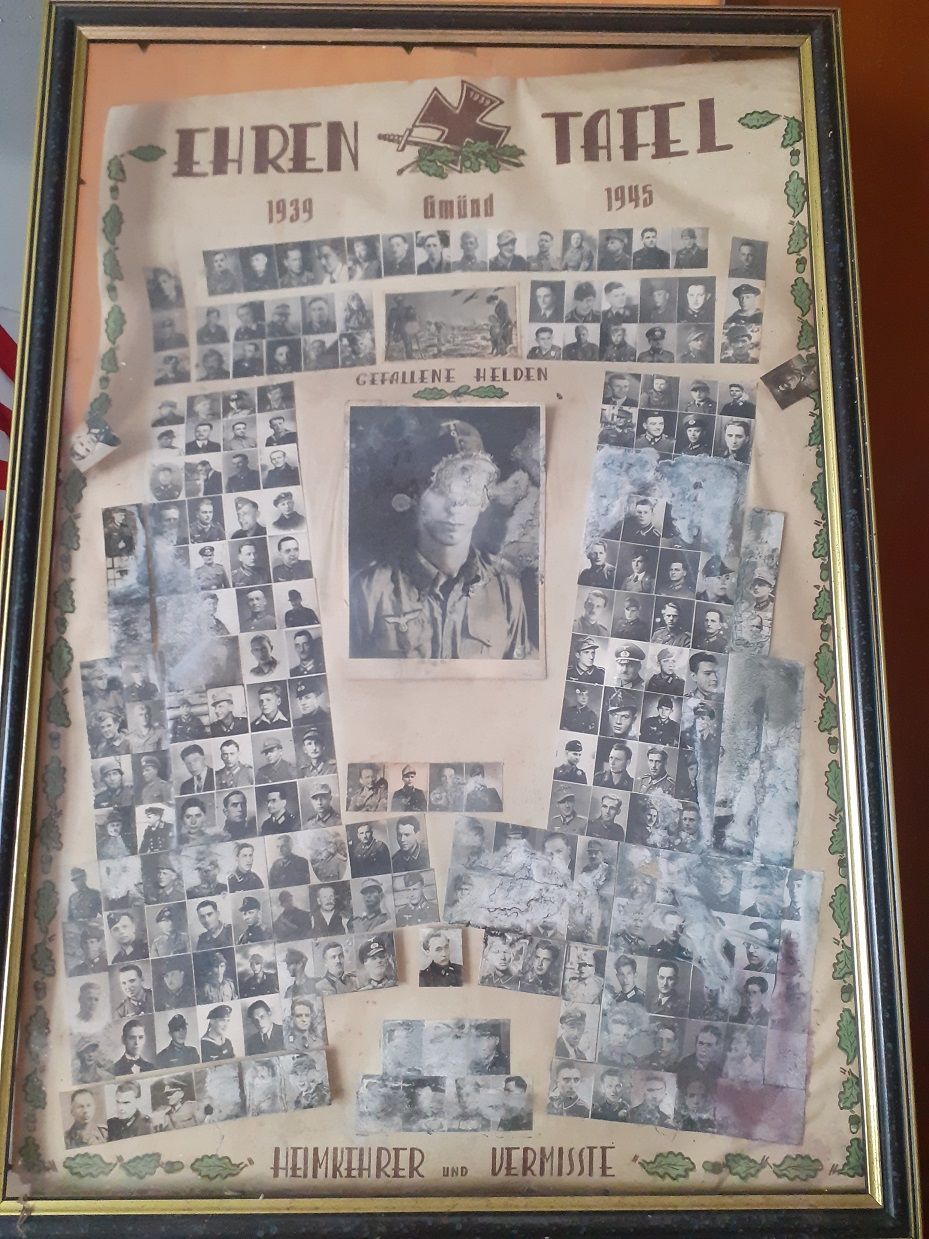 Diese Gefallenen-Gedenktafel fand sich auf einem Haufen Schutt. Fotos: Hinrichs