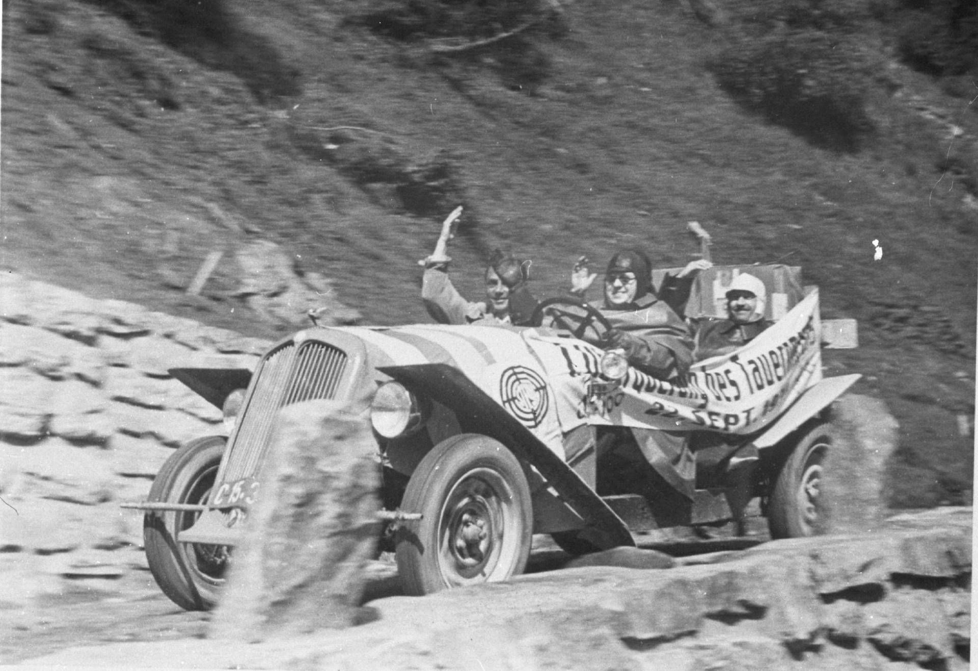 Mehr als 90 Jahre ist es her, dass die Hohen Tauern zum ersten Mal mit einem Automobil &uuml;berquert wurden. Es war der 22. September 1934 und am Steuer sa&szlig;en der damalige Salzburger Landeshauptmann Franz Rehrl, begleitet von Glocknerstra&szlig;en-Erbauer Franz Wallack. Foto: Archiv/grossglockner.at