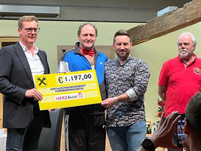 Unterst&uuml;tzung f&uuml;r die &bdquo;Herzensangelegenheit&ldquo; kam auch von der Laienspielgruppe Sachsenburg.