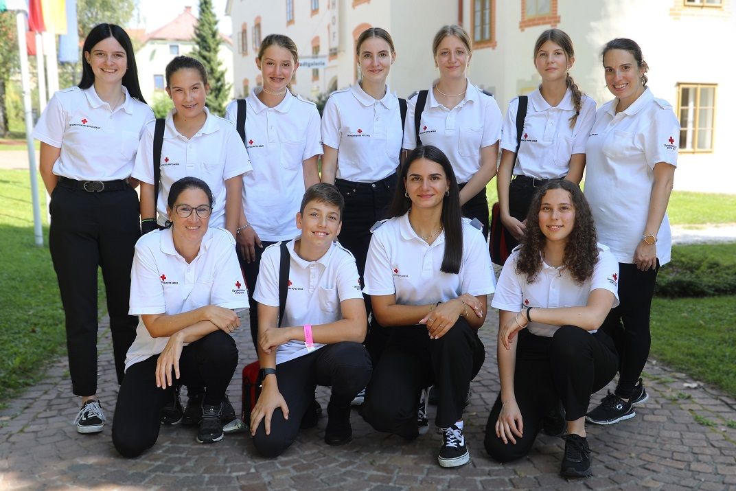 Die Jugendgruppe Spittal machte den 1. Platz in Bronze. Hinten (v. l.) Vanessa Steiner, Sophie Oberlerchner, Cataleya Wernegger, Miriam Arrich, Priska Pravits, Victoria Stotter, Bianca Klar. Vorne: Elisabeth Oberlerchner, Elias Sprung, Aleyna Yildiz und A