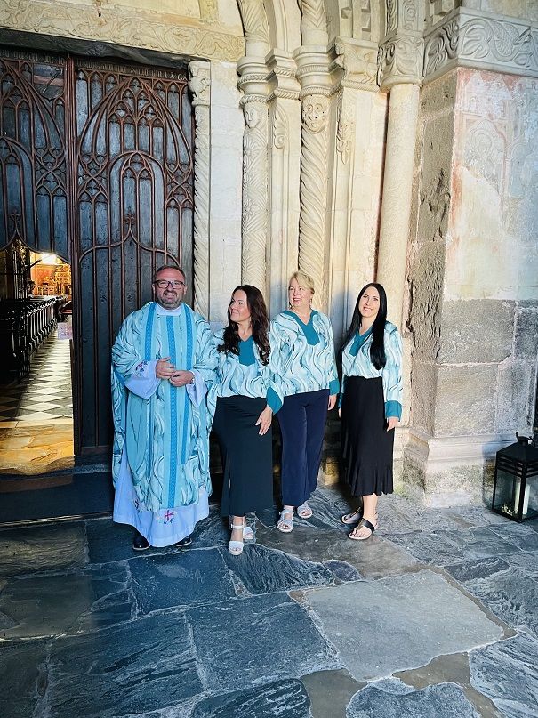 Ein harmonisches Bild von Eleganz und Tradition im Eingangsbereich der Stiftskirche. V.l.n.r.: Pfarrer Slawomir Czulak, Tanja Jamnig, Deborah Schumann und Jacqueline Springer. Foto: Caro Berger
