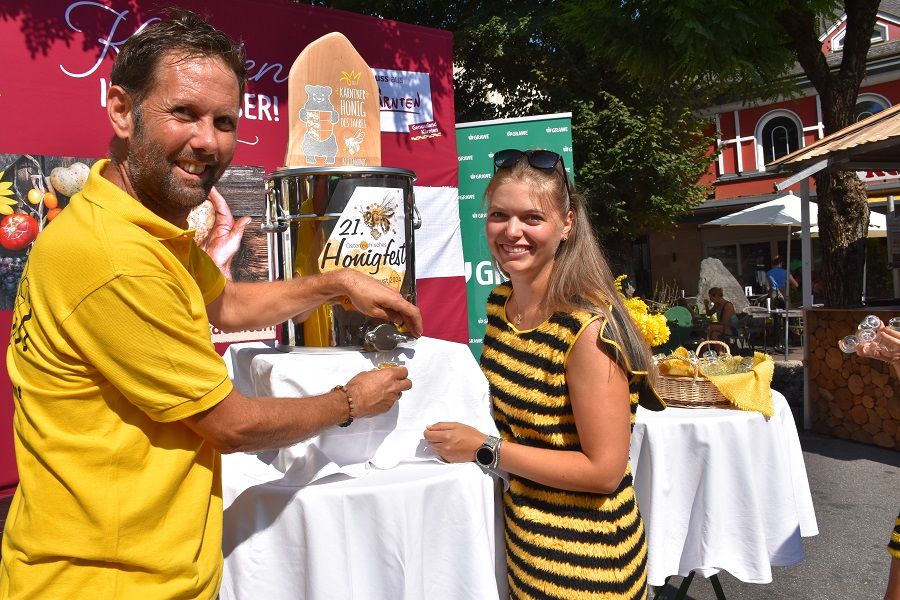 Bienenzuchtvereins-Obmann und Honigfest-Organisator Arno Kronhofer verteilte mit seinen &bdquo;Bienen&ldquo; Kostproben des Gailtaler Honigs.