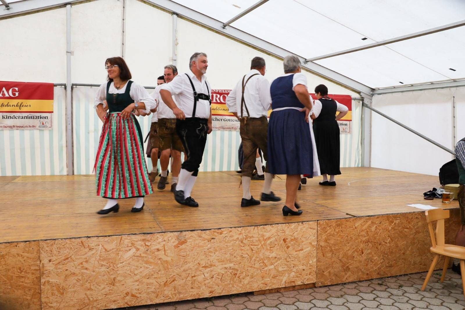 Maria Linder mit der Tanzrunde Wexlschritt im Zuge eines Auftritts beim Kirchtag.