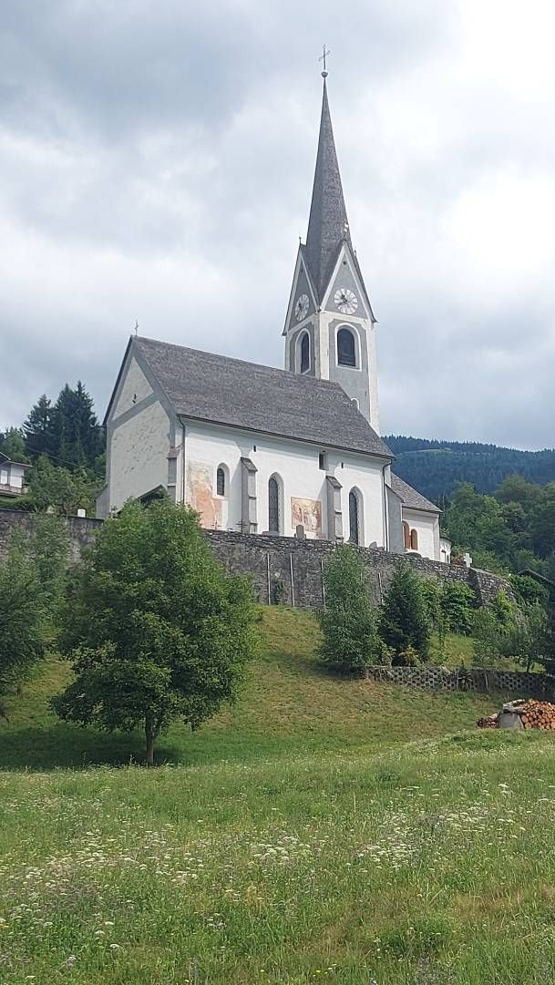 Die beeindruckende Pfarrkirche Mari&auml; Geburt in Berg im Drautal birgt (zusammen mit dem Karner &bdquo;Das Michelele&ldquo;) viele Sch&auml;tze, darunter auch die aus dem Jahr 1842 stammende H&ouml;rbiger-Orgel (von Orgelbauer Bartlm&auml; H&ouml;rbiger, fr&uuml;her auch &bdquo;Barthelm&auml; Herbiger&ldquo; geschrieben). Foto: k.brunner